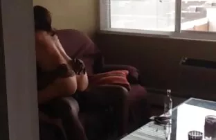 XXX سر جوان فيلم سكسي زوركي فعال دو گوساله را سرخ می کند