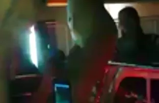 XXX فروشنده مک دونالد یک بازدید کننده را روی سکو سرخ می کند و اسپرم را در همبرگر کاهش می دهد فیلم سکسی زوری عربی