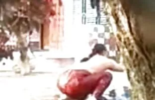 XXX بانوی جوان بدون لباس در قسمت شلوغ شهر وارد حجره فیلم سکسی زوری جدید شد