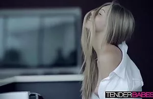 XXX علاقه مندان مرد كليپ سكسي زوري تحت پوشش شب یک همسایه متاهل را می گیرند