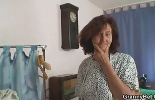 XXX یک دختر دانلود فيلم سكسي زوري روسی به عنوان مردی که عضو را لگد می کند خودارضایی می کند