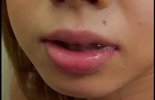 XXX عروسک خواب آلود دانلود فیلم سکسی زوری به آرامی گربه را با انگشتان دست و ویبراتور پیشگویی می کند
