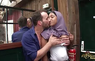 XXX عمه قرمز فیلم سکس زوری شهوانی برهنه در خیابان های برلین قدم زد
