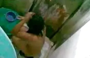 XXX سبزه باحال هنگام نشستن در یک عکس های سکس زوری صندلی استمناء می کند