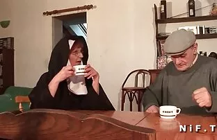XXX زن سبک و جلف مناقصه با شور فیلم سکس زوریxnxx و شوق خودش را به یکی از دوستان در استخر داد