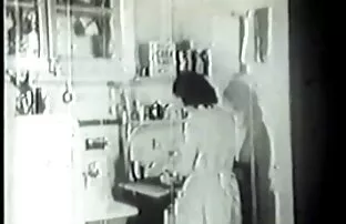 XXX لزبین های بیدمشک در جوراب پاپ موز در باسن کلیپ های سکسی زوری و دادن جوانه جوان در آشپزخانه