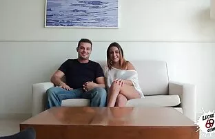 XXX یک دختر مخروط روی یک فیلم سکسی خشن و زوری تشک در استخر دراز می کشد و بیدمشک را می کند