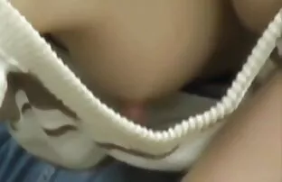 XXX دانش آموز سکسی در جوراب ساق فیلم زوری سکسی بلند ، خود را به ارگاسم می کشاند