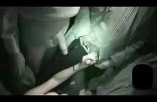 XXX دو گوساله تپانچه را روی سر سکس زوری انلاین آن مرد گذاشت و او را تکان داد
