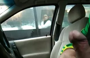 XXX بانویی با بدن زیبا كليپ سكسي زوري که برهنه در پارک شهر نشسته است