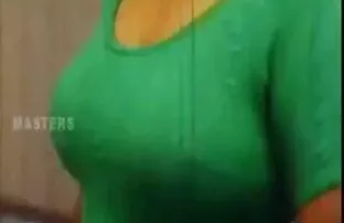 XXX داوالکا شیر را در فیلم زوری سکسی یک فنجان راحت پمپ کرد