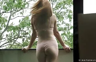 XXX گلوریا در لباس شنا روی مبل دانلود فیلم پورن زوری حصیری خودارضایی می کند