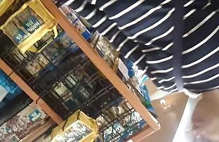 XXX راننده با یکی از دوستانش کلیپهای سکسی زوری یک دختر را در کلاه و نقطه می اندازد